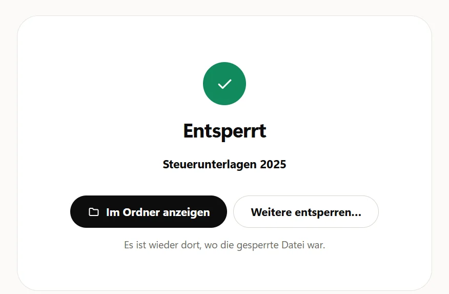 Die Karte „Entsperrt“: ein grünes Häkchen, Steuerunterlagen 2025, „Im Ordner anzeigen“ und „Weitere entsperren…“ sowie der Satz „Es ist wieder dort, wo die gesperrte Datei war.“