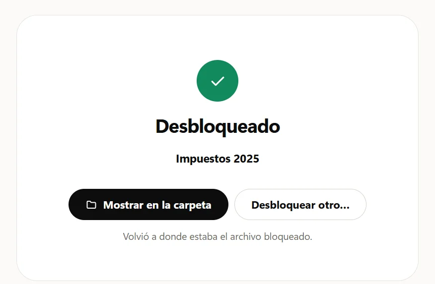 La tarjeta Desbloqueado: una marca verde, Impuestos 2025, Mostrar en la carpeta y Desbloquear otro, y la nota Volvió a donde estaba el archivo bloqueado.